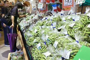 店頭に並んだ県産枝豆=2023年7月、新潟市中央区のピカリ産直市場お冨さんピア万代店