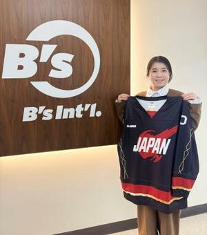 　ビーズインターナショナルが製作したパラアイスホッケー日本代表ユニホームを持つ、同社の人事部・広報室マネージャーの岡部千春さん＝２月、東京都目黒区