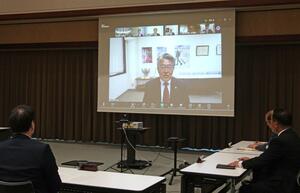 関口芳史十日町市長(中央)を会長に選出した県市長会=7日、新潟市中央区