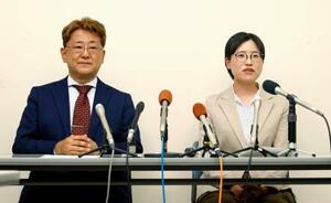 参院選福島選挙区で擁立取り下げとなり、共産党福島県委員会の町田和史委員長(左)と記者会見する小山田友子氏=28日午後、福島市