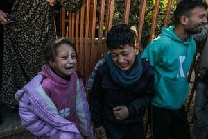 　イスラエル兵の銃撃を受け死亡した親族の死を悼む子どもたち＝２月５日、ガザ南部ハンユニス（ゲッティ＝共同）