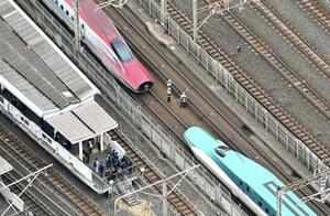 　連結が外れ、ＪＲ西日暮里駅付近に停車した東北新幹線の「はやぶさ・こまち２１号」＝３月６日、東京都荒川区（共同通信社ヘリから）
