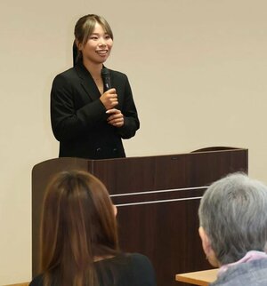 近況報告会で今後の目標を語る坂詰姫野さん＝１５日、上越市中央１