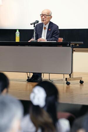 被爆体験や核廃絶への思いを語る日本原水爆被害者団体協議会代表委員の田中熙巳さん=4日、新潟市中央区