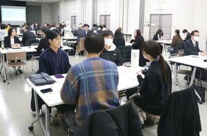 人材の掘り起こしや育成について話し合う参加者=三条市須頃1