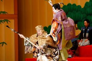 「戦災前橋復興舞踊大会」を再現した歌舞伎公演で、「長唄 橋弁慶」を披露する十代目松本幸四郎さん(左)と市川染五郎さん親子=27日午後、前橋市