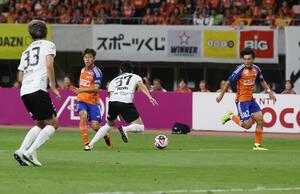 第30節湘南戦で攻め込む新潟の選手たち。これがリーグ戦最後の白星となった=9月、ビッグスワン