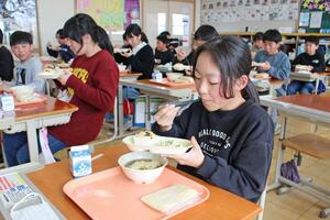 給食でウルイの料理を食べる広神東小の児童＝魚沼市中家新田