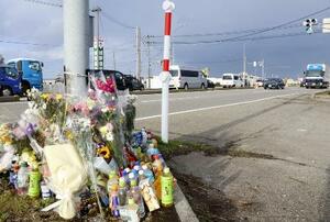 　車同士が衝突し、親子２人が死亡する事故があった交差点付近＝１０日、富山市八町