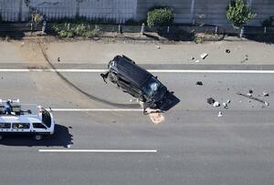 埼玉県上里町七本木の関越自動車道で起きたトラックと乗用車が絡む事故の現場=17日午前10時58分(共同通信社ヘリから)