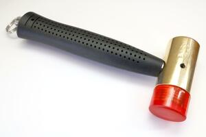須佐製作所が製造した静音タイプの足場工事用のハンマー。打撃面を樹脂製にすることで作業時に出る音を低減する=三条市荻堀