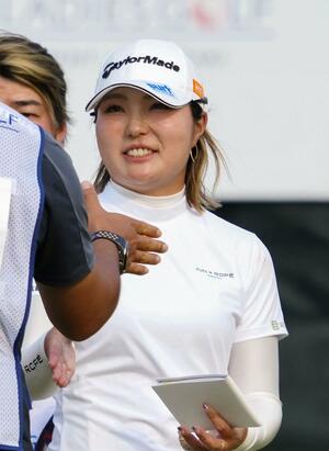 第２日、ホールアウトする高橋彩華。通算９アンダーで首位＝ＵＭＫＣＣ