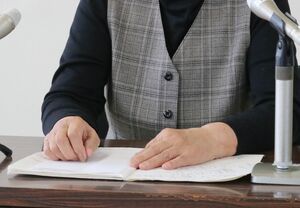 犯人の手口や当時の心境について語る女性＝三条市