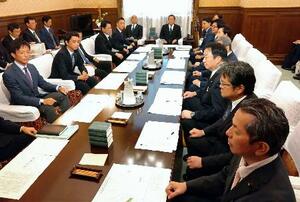 国会内で開かれた衆院の議院運営委員会理事会。公明党の吉田宣弘衆院議員(右手前から2人目)は与党と向かい合う野党側の席に着席した=15日午前