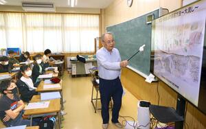 佐渡の金山について児童に解説する伊藤政幸さん。出前授業は市民団体メンバーも講師を担っている=5月2日、小千谷市の片貝小学校
