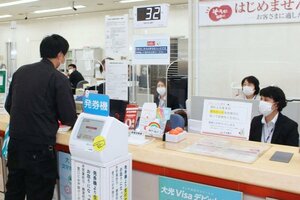 警察官が強盗役を演じた対応訓練=魚沼市小出島