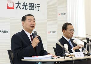 新頭取に内定した川合昌一・専務取締役（左）と石田幸雄・大光銀行頭取＝５月１０日、大光銀行新潟支店