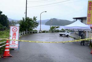 航空自衛隊のT4練習機が墜落し、隊員2人が死亡した愛知県犬山市の「入鹿池」の周辺。今も規制線が張られている=14日午後
