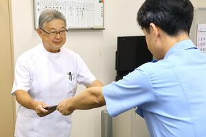 感謝状を受け取る警察嘱託医の小澤光さん=燕署