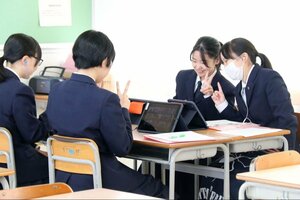 台湾の永慶高級中学の生徒とオンラインで語り合う三条商業高校の生徒＝三条市田島２
