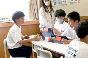 「ふむスタ」の使い方を学ぶ東新潟中の生徒=新潟市東区山木戸1