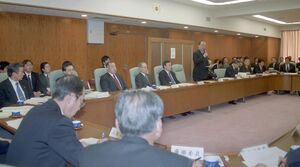 コメ政策の見直しを議論した「生産調整に関する研究会」の初会合＝２００２年１月、農林水産省