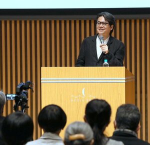 歌人の穂村弘さんが講演した新潟日報みらい大学=12日、新潟市中央区の新潟日報メディアシップ