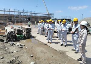 建築中の新庁舎を見学する新潟職能短大の学生=新発田市中田町