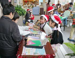 小学生がゲームや体験コーナーを企画し、接客したイベント＝２１日、長岡市千秋３