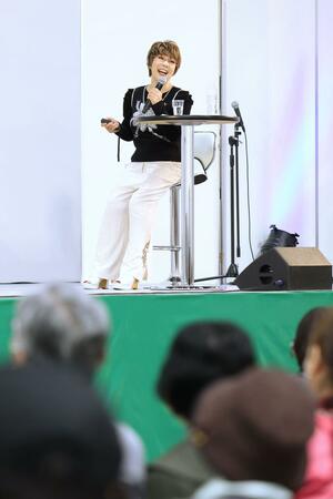 料理の工夫を披露し、食の大切さを伝えた平野レミさん=8日、新潟市中央区