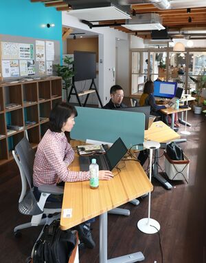 「MYOKO BASE CAMP」でパソコンに向かう親子ワーケーションの参加者=妙高市関川