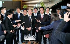 　高市首相と面会後、記者団の取材に応じる自民党の浜田靖一（中央左）、日本維新の会の前原誠司（同右）両安全保障調査会長＝６日午前、首相官邸