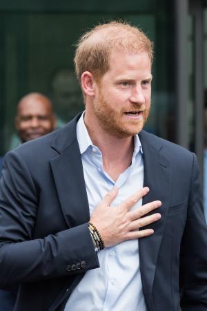 英国に一時帰国中のヘンリー王子=10日、ロンドン(ゲッティ=共同)