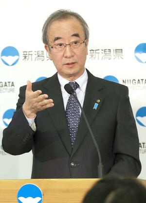 東京電力柏崎刈羽原発の再稼働問題について語る花角英世知事=3月24日、県庁