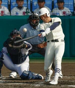 高川学園―日大三 1回裏日大三2死二、三塁、安部が左越えに2点三塁打を放つ。捕手遠矢=甲子園