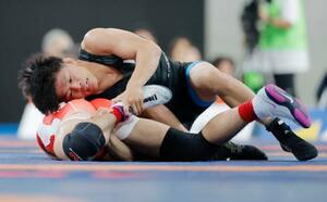 男子フリー65キロ級準決勝で西内悠人(下)を攻める清岡幸大郎=東京体育館