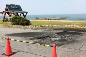 車両火災のあった海府ふれあい広場=21日午前9時ごろ、村上市野潟