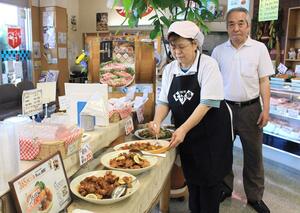 おいしそうな総菜が並ぶ「とり福」の店内。鶏肉のレモンあえ(手前)はロングセラー商品だ=燕市吉田本所