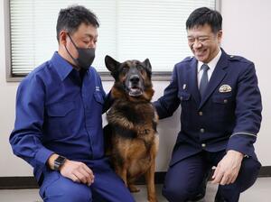 嘱託警察犬のアロー号と訓練士の水落憲明さん(左)、太刀川弘栄署長=十日町署