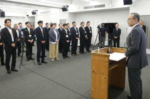 不適切事務が相次ぎ幹部職員に訓示する渡辺竜五市長＝１５日、佐渡市役所