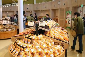 リニューアルオープンした農産物直売所「健幸めっけ」＝見附市今町１