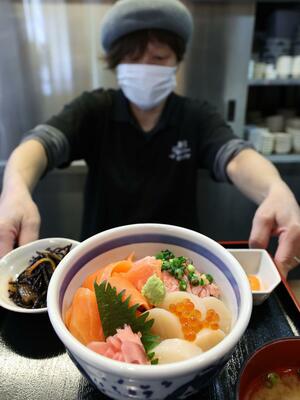 「肴菜や」の限定メニュー「ホタテとネギトロとサーモンの三色丼」=上越市柿崎区