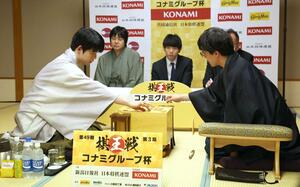 終局後の感想戦で対局を振り返る藤井聡太棋王(八冠・左)と伊藤匠七段=3月3日、新潟市中央区