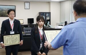 感謝状を受け取る県信用組合石山支店の今井美悠さん(中央)と川崎昇さん=新潟東署