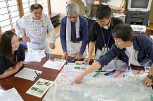 
耕作放棄地の場所やイノシシの痕跡を地図に書き込み、対策を話し合ったワークショップ
