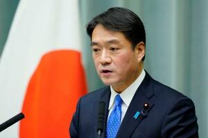 　記者会見する尾崎官房副長官＝２０日午後、首相官邸