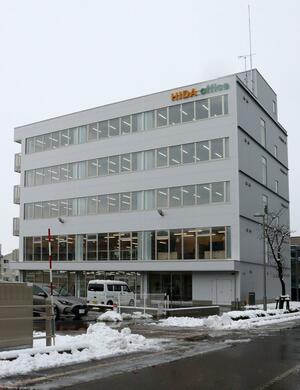 上越妙高駅の西口に完成したオフィスビル「HIDA office」=上越市大和5