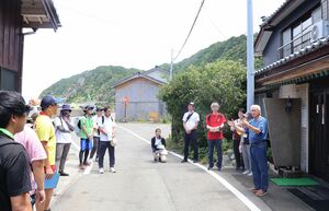 機雷爆発事故について教員に説明する浜口鶴蔵さん(右)=佐渡市願