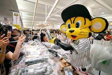 阪神タイガース優勝セール始まる 純金メダル15万4千円も | 新潟日報