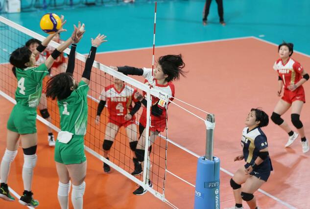 バレーボール全日本高校選手権女子２回戦　新発田商－八王子実践（東京）第１セット、強打を放つ新発田商の齋藤星乃花＝２０２６年１月７日、東京体育館